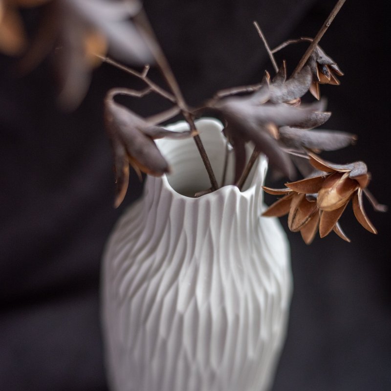 雾的原貌 割纹瓶 中 - 手作花器 - 花瓶/陶器 - 瓷 白色