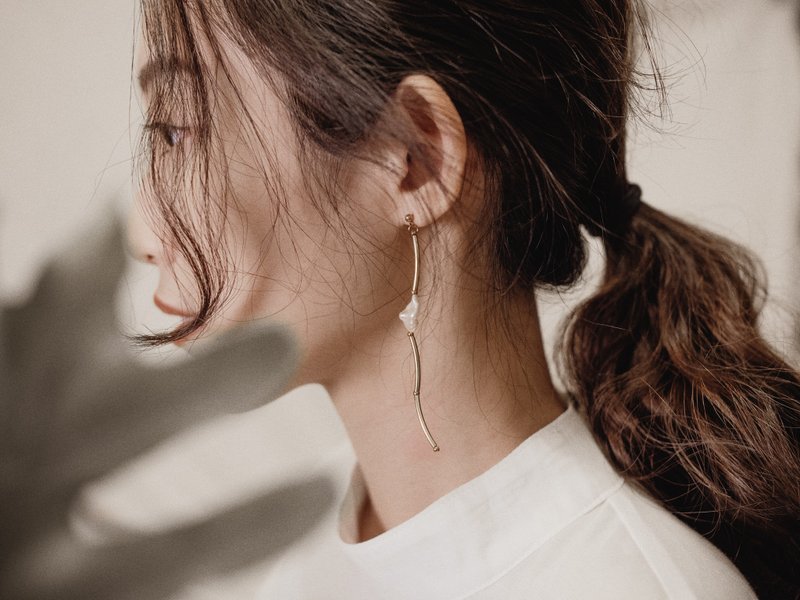 巴洛克珍珠黄铜⻑耳环 - 耳环/耳夹 - 珍珠 金色