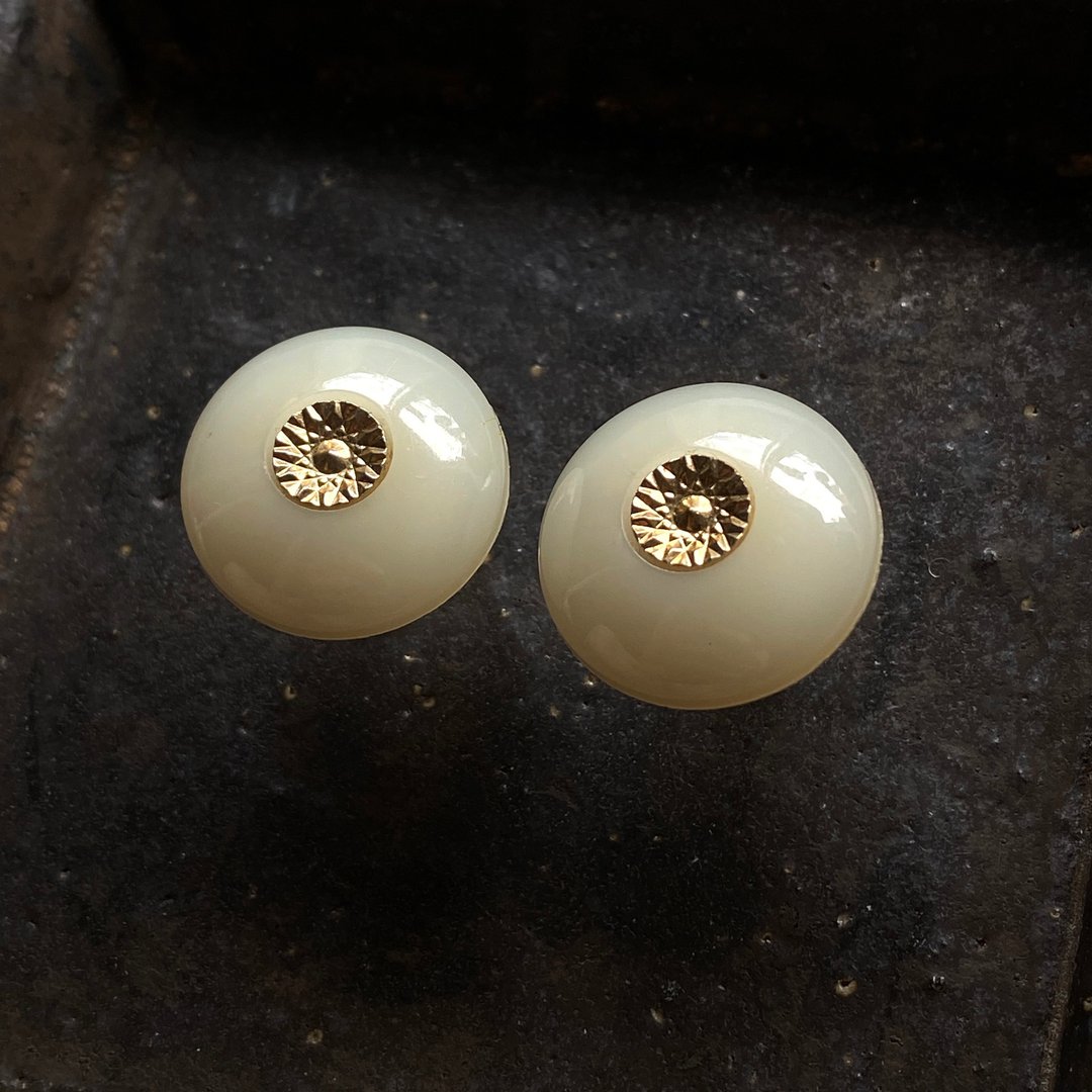 缀金白玉复古耳环(针式) - 耳环/耳夹 - 塑料 白色