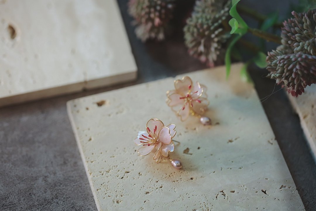 简约 淡粉色双层樱花花朵 淡水珍珠水晶树脂耳环 - 耳环/耳夹 - 树脂 粉红色