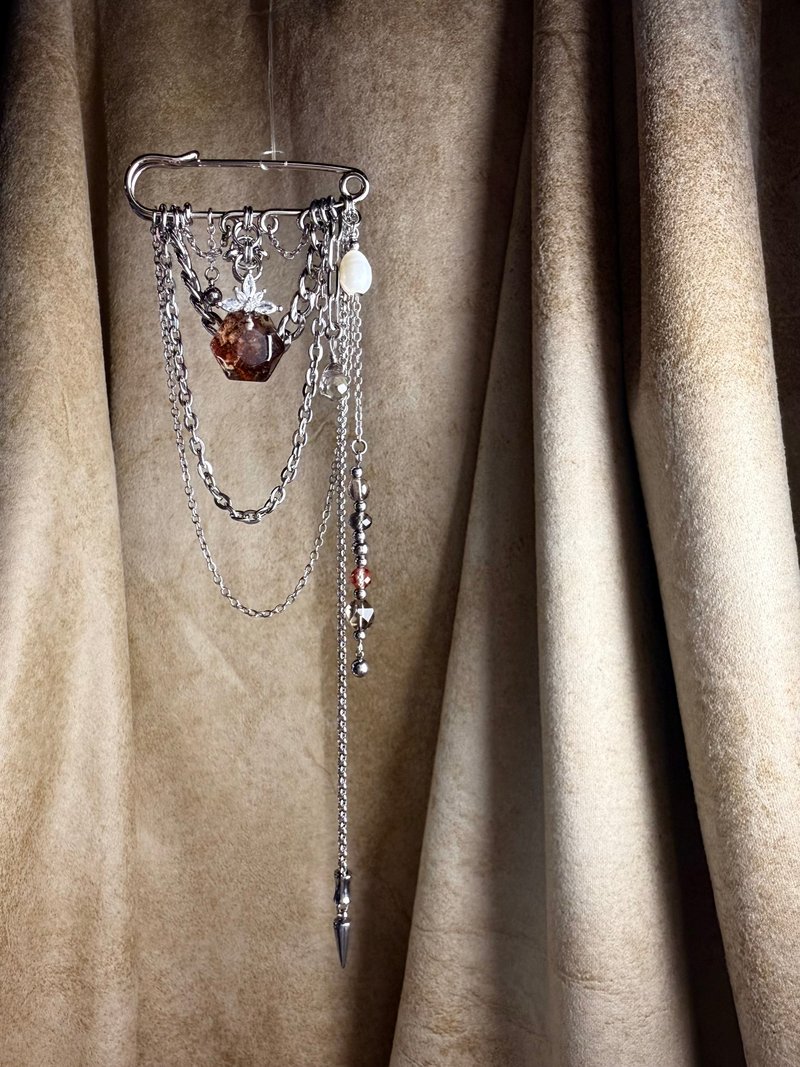 工业哥德之矿影共生—红幽灵水晶别针 - 胸针 - 不锈钢 银色