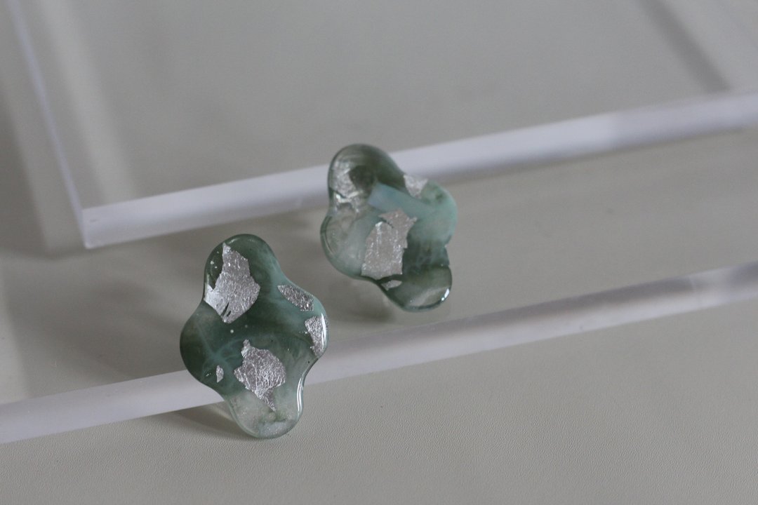 / 碎片 / 云朵款-银箔+蓝绿混色 - 耳环/耳夹 - 树脂 绿色