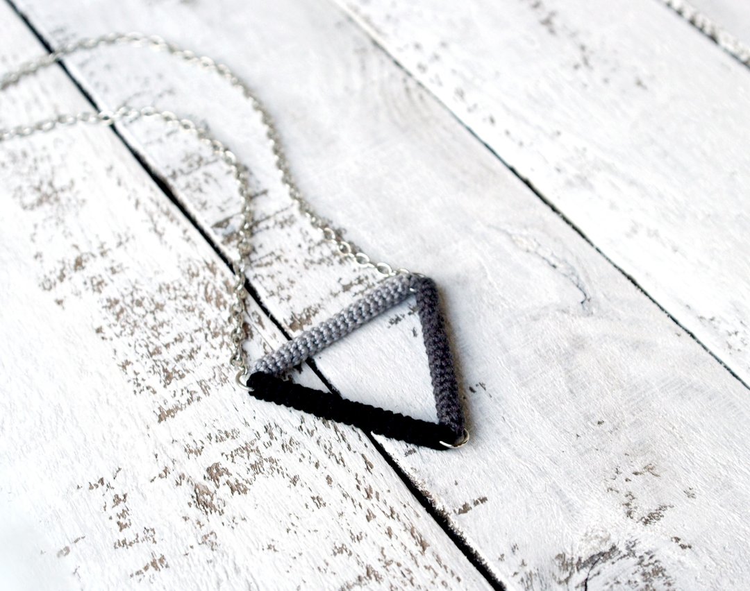 Minimalist Triangle Necklace Simple Modern Geometry Pendant - 项链 - 绣线 灰色