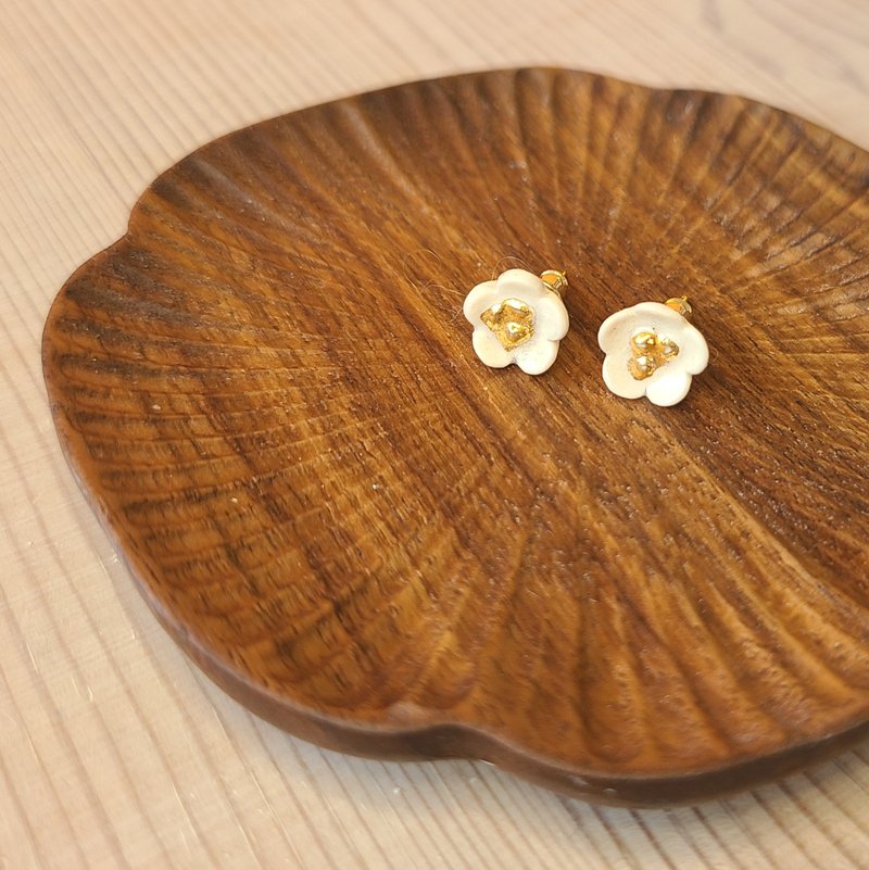24K纯鎏金白小花釉彩耳环 - 耳环/耳夹 - 瓷 白色