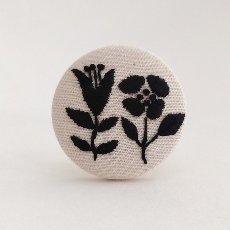 单色系植物图案刺绣胸针或刺绣发圈 - 胸针 - 棉．麻 黑色