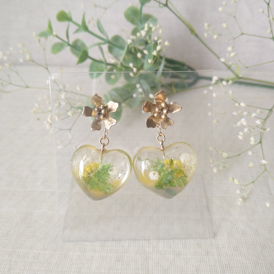 Transparent heart and brass floret earrings yellow - 耳环/耳夹 - 其他金属 黄色