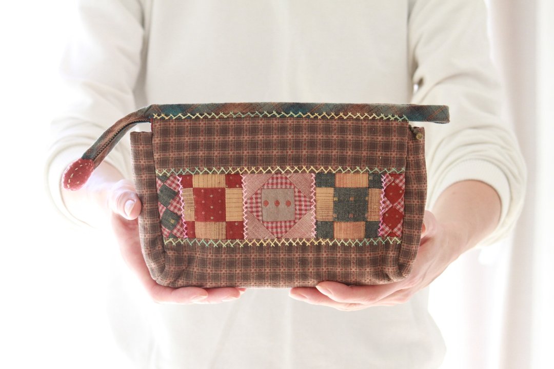 Quilted Cosmetic Bag made in Japanese patchwork style - 化妆包/杂物包 - 其他材质 