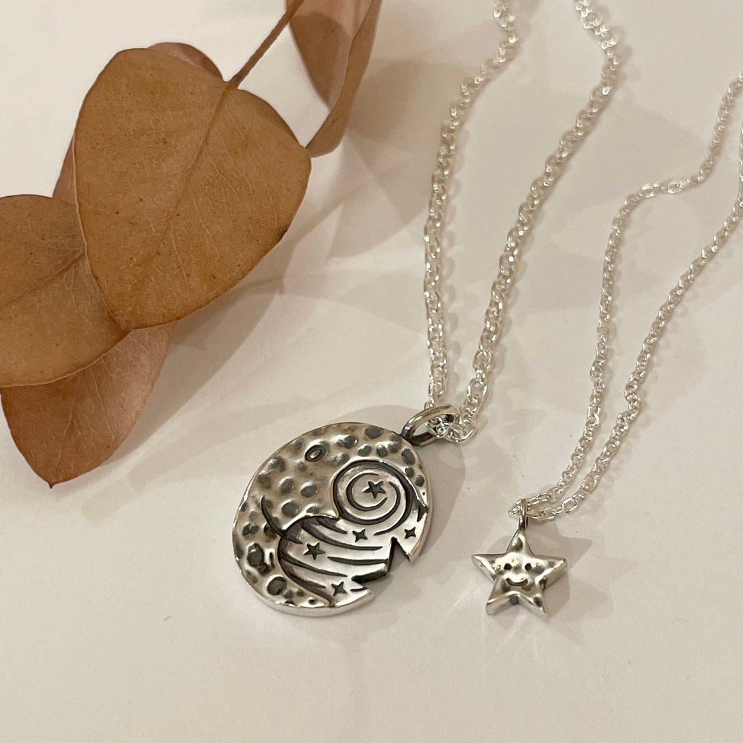 Two people looking at the stars Pair pendant - 项链 - 纯银 银色