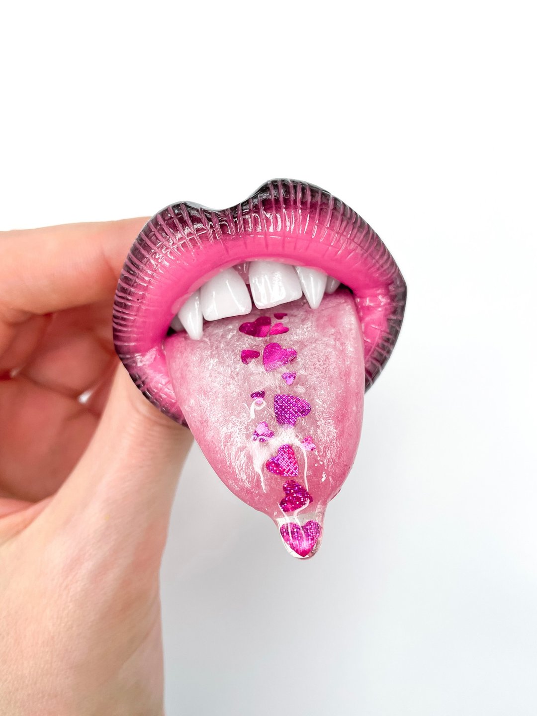 Pink &amp; black lips brooch with a saliva drop. - 胸针 - 粘土 