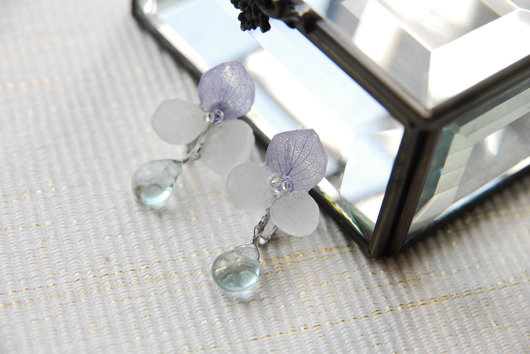 Hydrangea and fluorite Clip-On green - 耳环/耳夹 - 半宝石 绿色