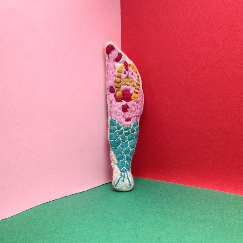 古怪食物系列 罐头美人鱼 (茄汁口味) / 手工刺绣 别针 胸针 扣针 - 胸针 - 绣线 绿色