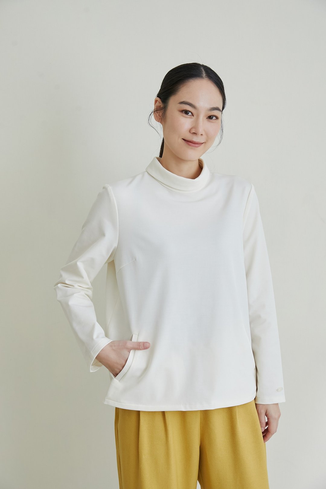 冬季月环微领长袖上衣-雪光 - 女装上衣 - 其他人造纤维 白色
