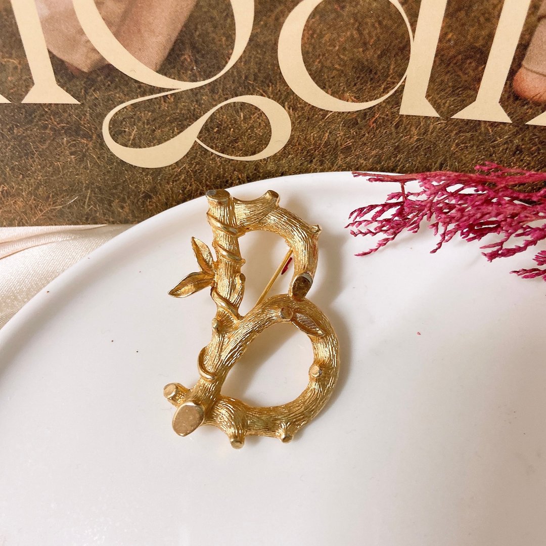 【西洋古董饰品】Sarah 细致刷沙金掐丝深刻纹英文字母 B胸针胸章 - 胸针 - 贵金属 金色