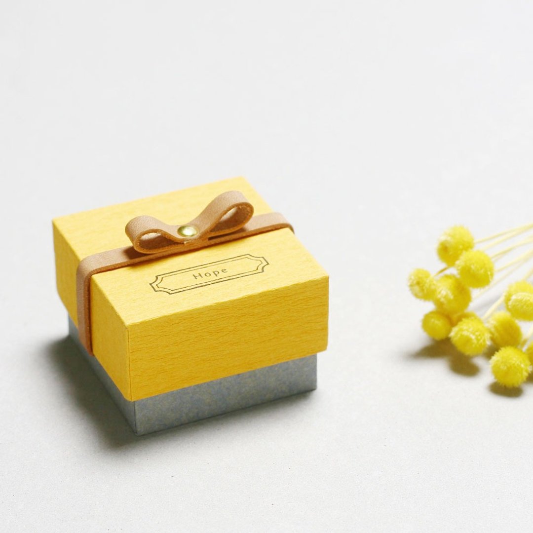 Hope // Yellow) Giftbox Leather ribbon A small box that conveys your feelings - 包装材料 - 纸 黄色