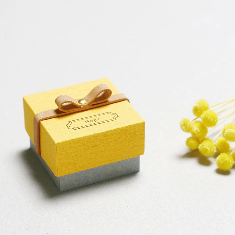 Hope // Yellow) Giftbox Leather ribbon A small box that conveys your feelings - 包装材料 - 纸 黄色