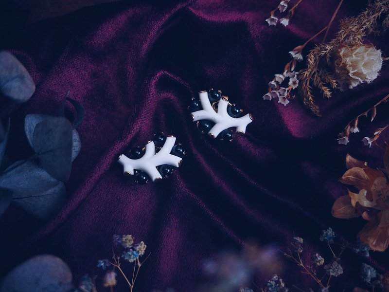 Trifari 黑白珊瑚造型耳环－美国古董首饰 Vintage Jewelry - 耳环/耳夹 - 其他材质 