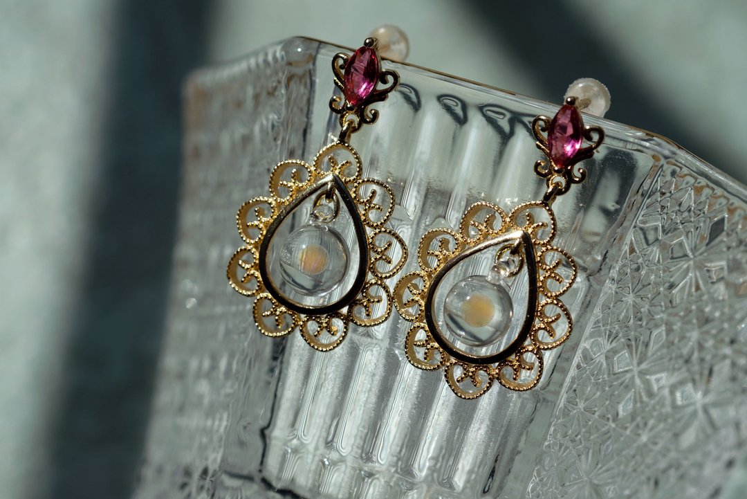 The Floating Planet- vintage (earrings) - 耳环/耳夹 - 玻璃 金色