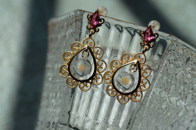 The Floating Planet- vintage (earrings) - 耳环/耳夹 - 玻璃 金色