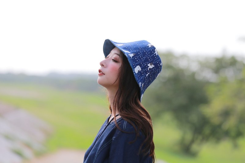 手工双面渔夫帽/短帽檐/遮阳帽/蓝/蓝色猫咪 - 帽子 - 棉．麻 蓝色