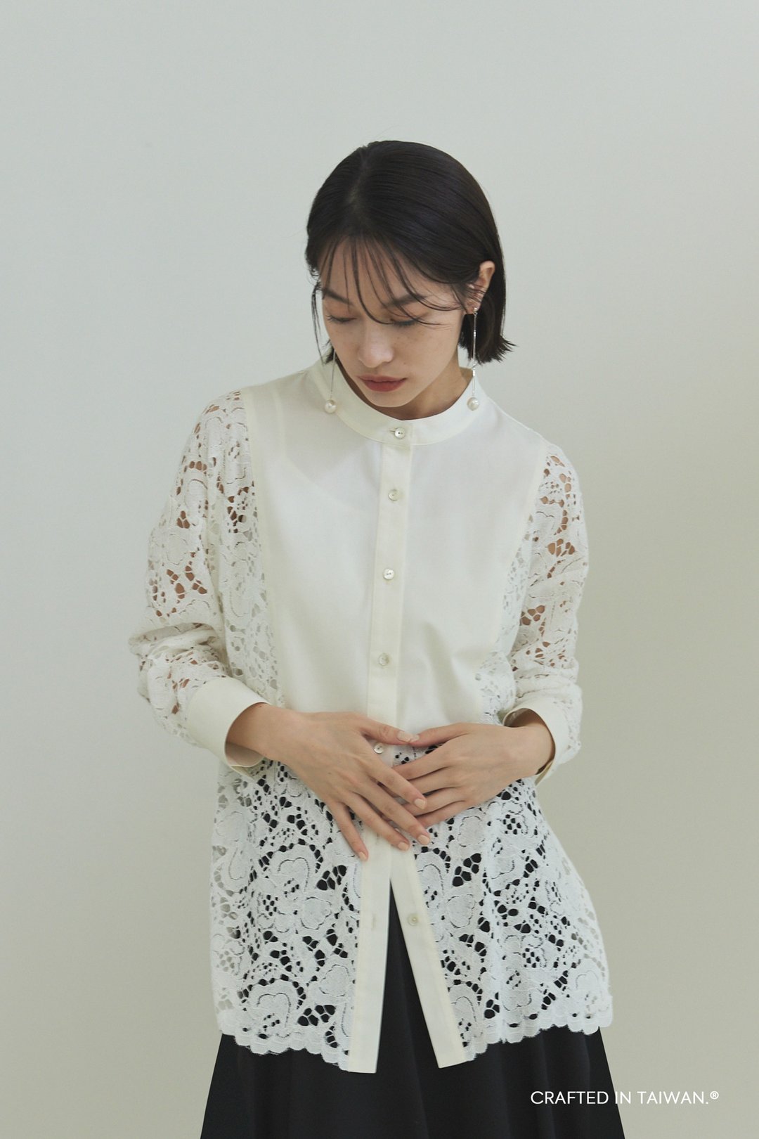 飘扬花朵の篓空蕾丝拼接衬衫 ( 优雅白附 / 短背心 ) - 女装衬衫 - 棉 白色