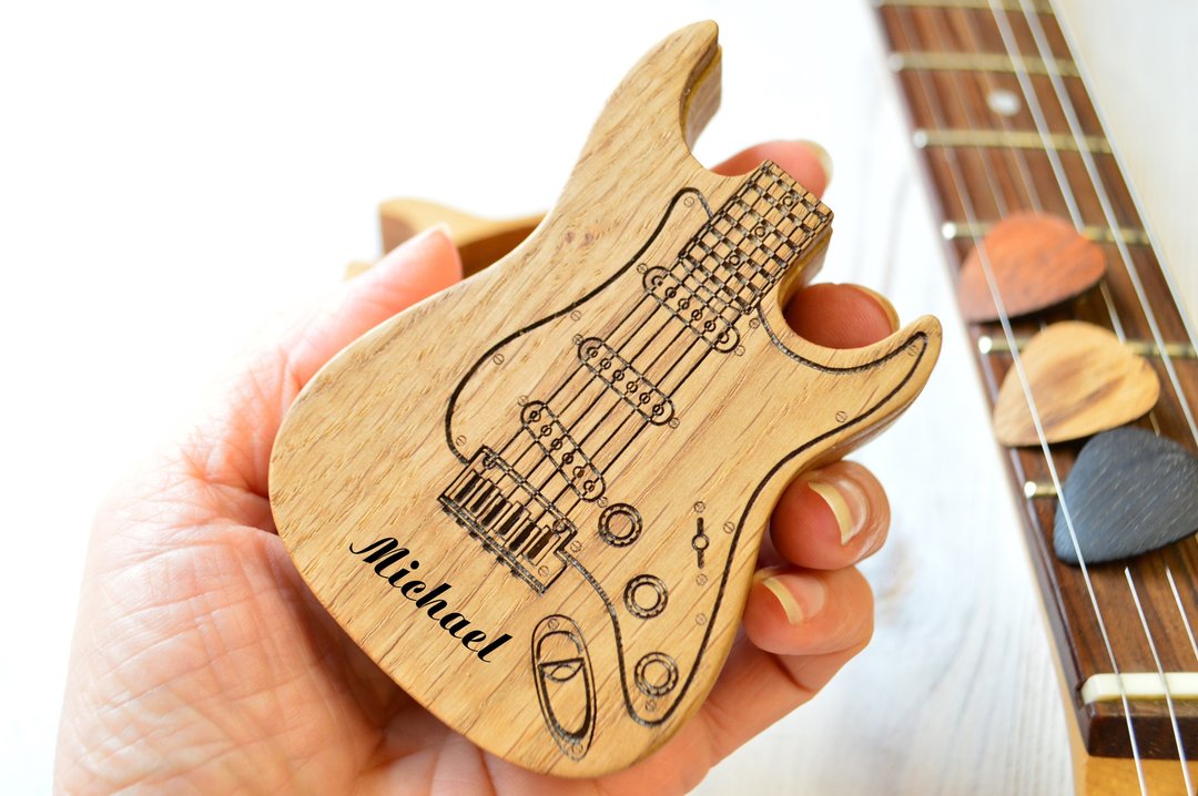 Guitar pick holder, wooden personalized guitar gift for guitar player or teacher - 吉他配件 - 木头 多色