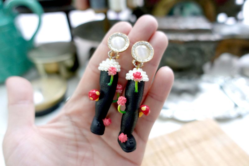 TIMBEE LO 拼贴艺术饰物 黑色立体女生小腿生小花红色蘑菇耳环 - 耳环/耳夹 - 塑料 黑色