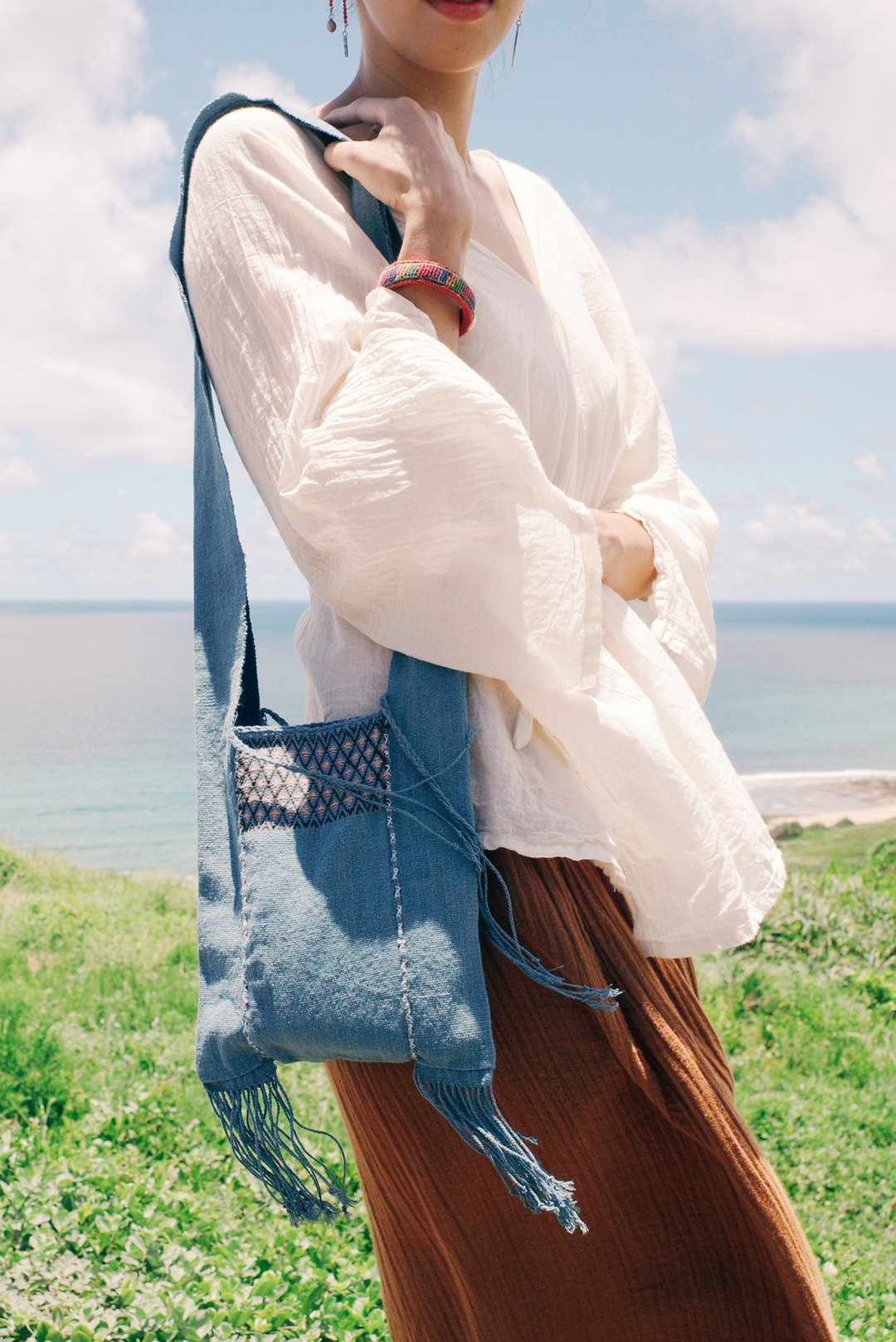 Karen bag 泰北山岳克伦族手织布刺绣斜背包 - 侧背包/斜挎包 - 棉 