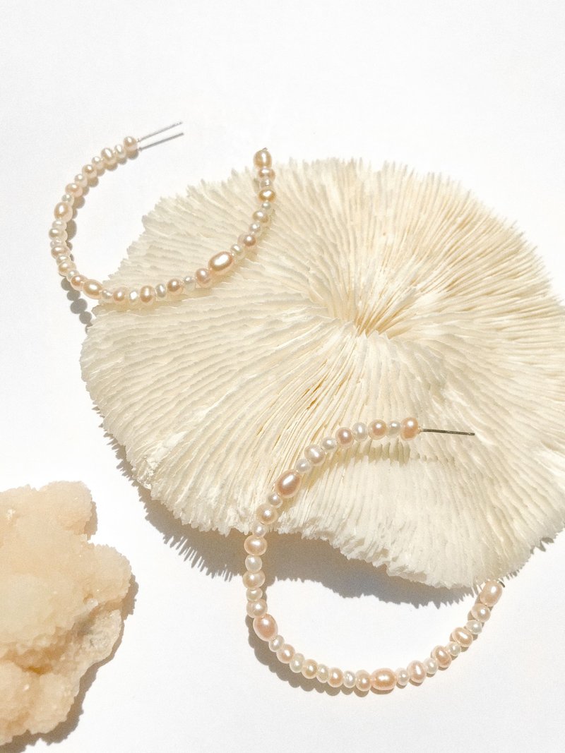 Gal Pearl Hoop Earring 盖儿珍珠大单圈耳环 - 耳环/耳夹 - 珍珠 白色