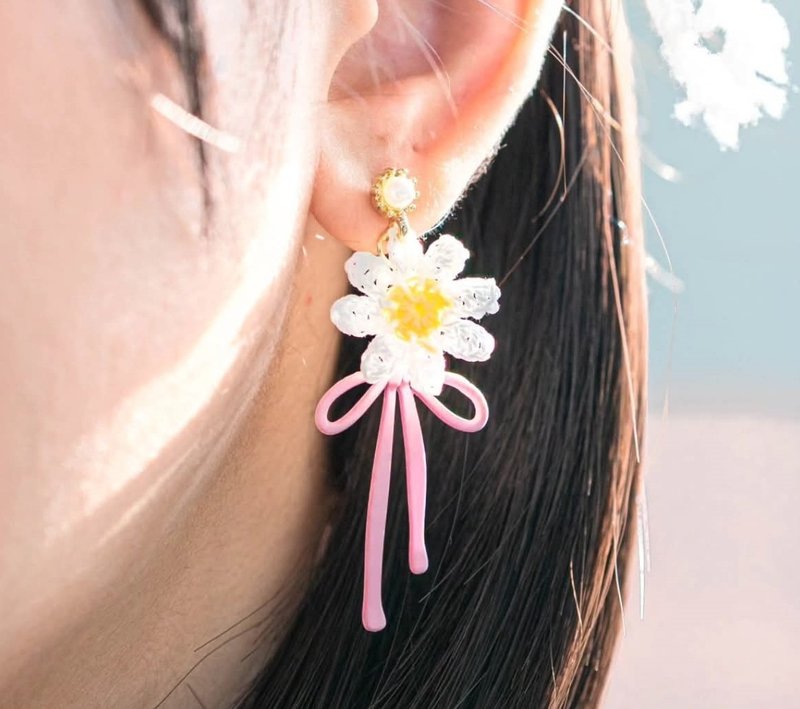 波斯菊绽光・蝴蝶结垂坠耳环 日系微钩手作 - 耳环/耳夹 - 绣线 粉红色