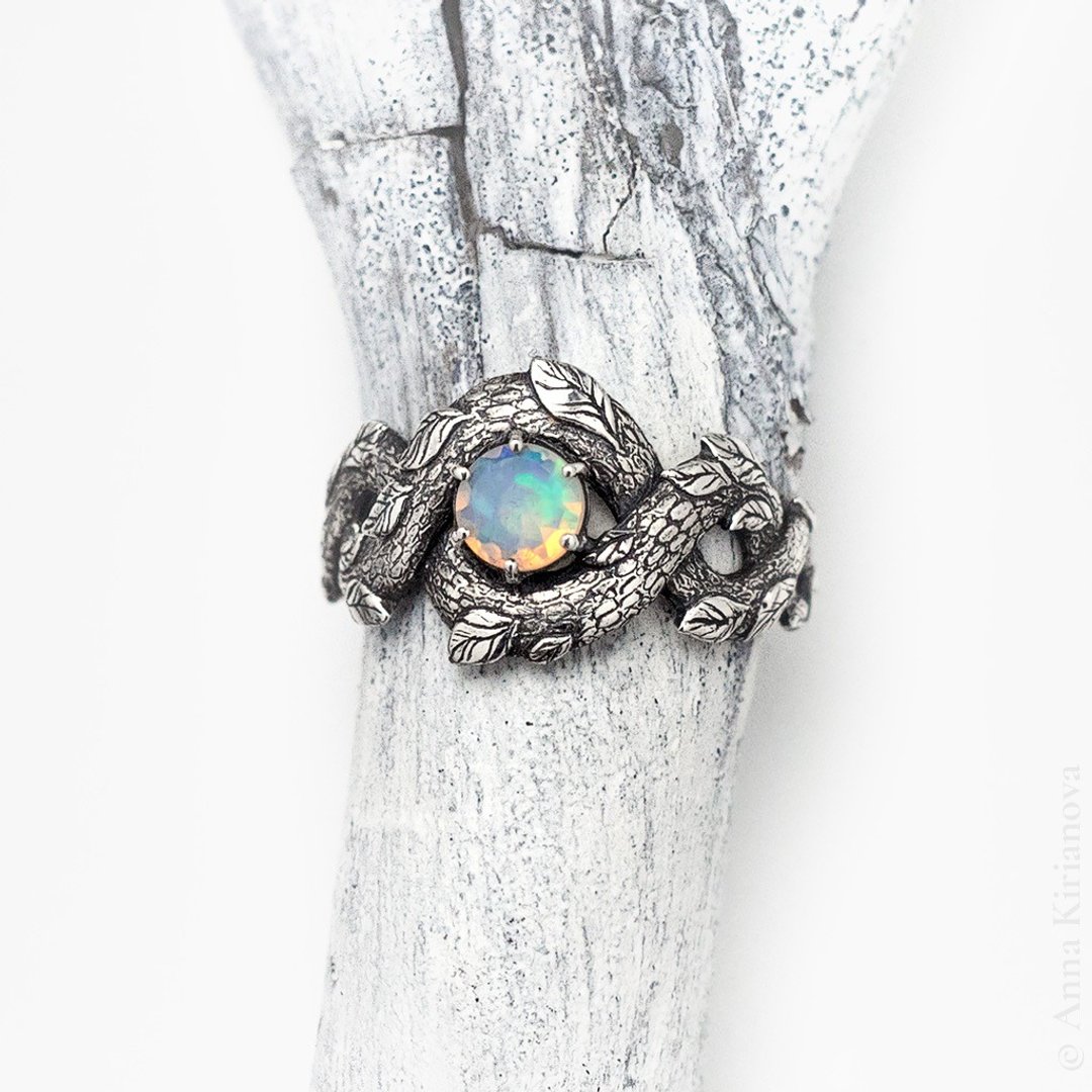 Dragon Ring with Ethiopian Opal - 戒指 - 纯银 银色