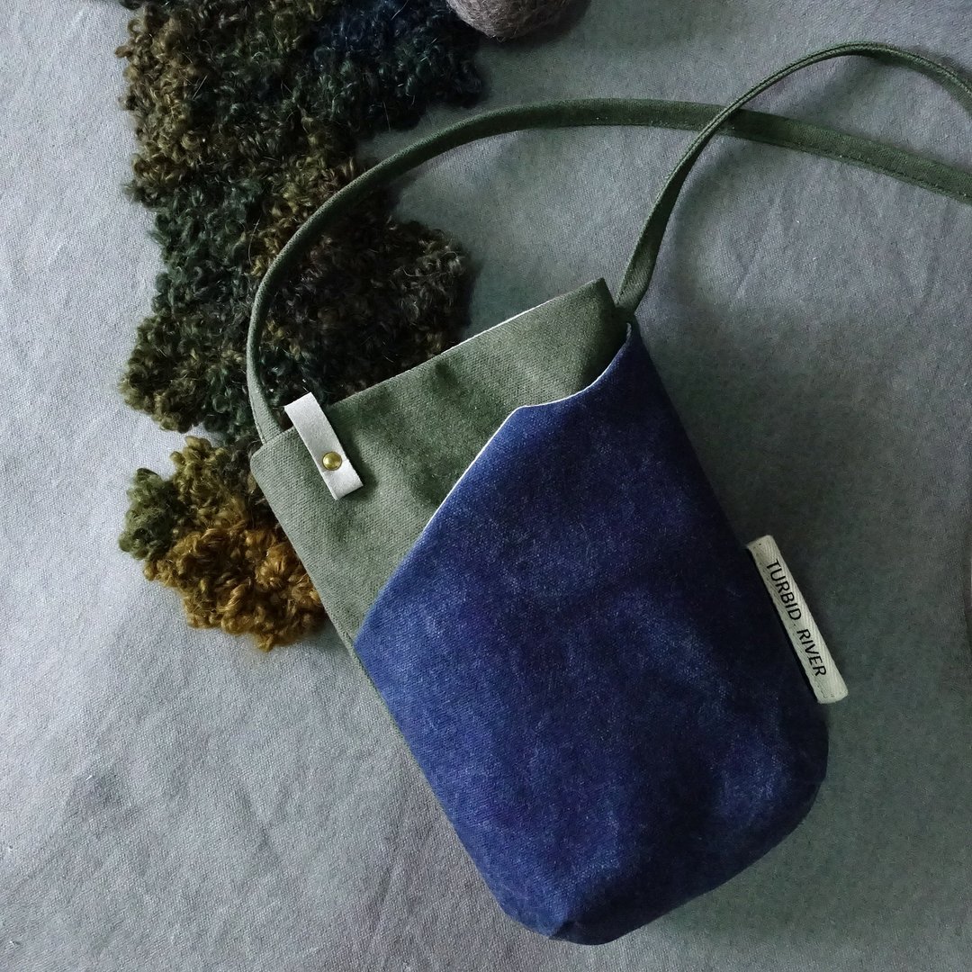 漫步日常 濁河隨行小揹帶 | 深色款 | 大容量 | 手機包 護照包 - 侧背包/斜挎包 - 棉．麻 多色