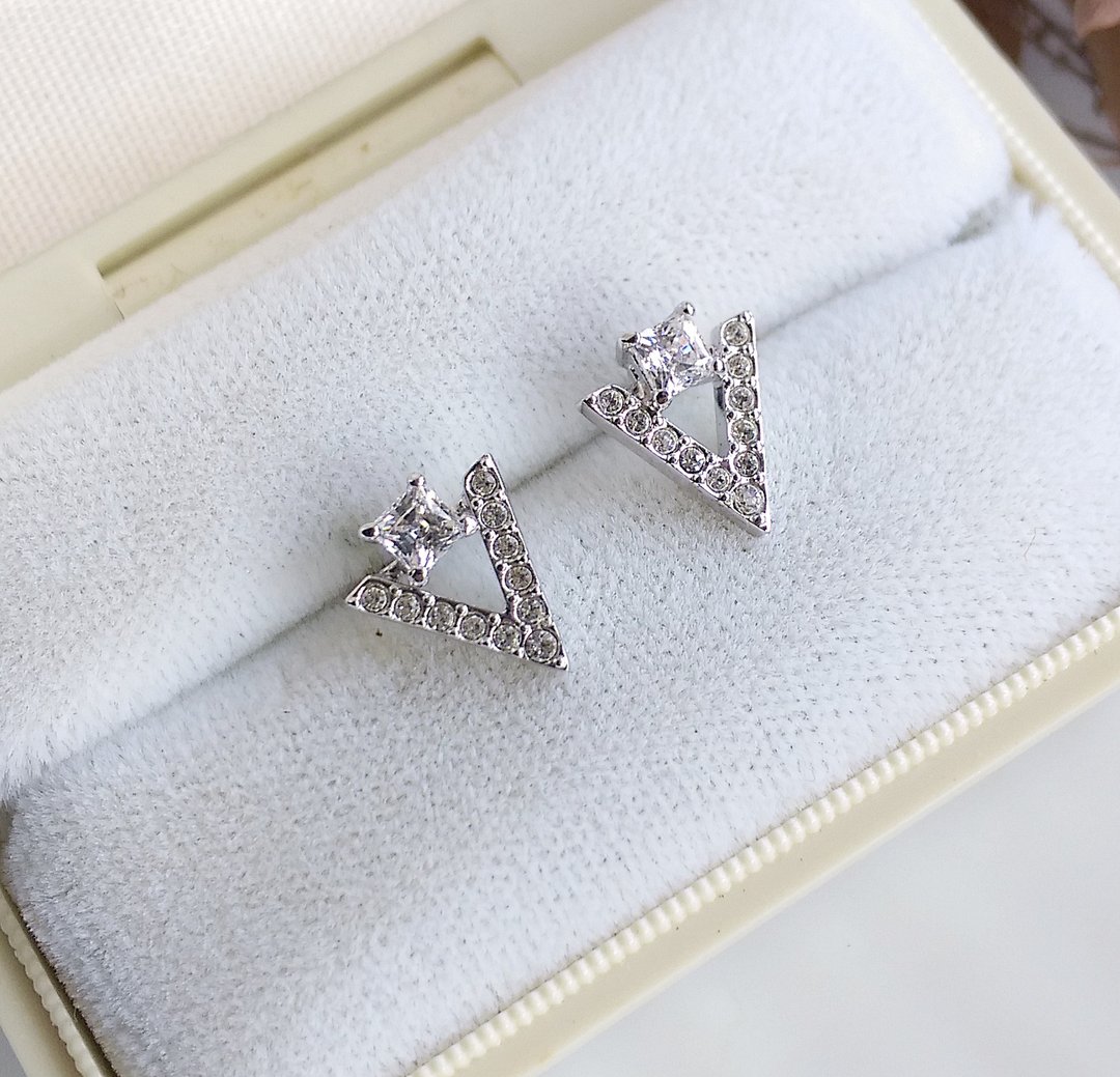 【西洋古董饰品 】SWAROVSKI 倒三角 小巧贴耳 针式耳环 - 耳环/耳夹 - 其他金属 金色