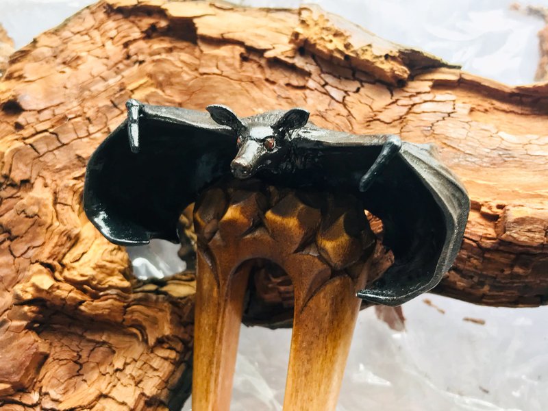 Carved wooden hair fork with bat, Hair clip, Hair pin, Gothic hair stick - 发饰 - 木头 黑色