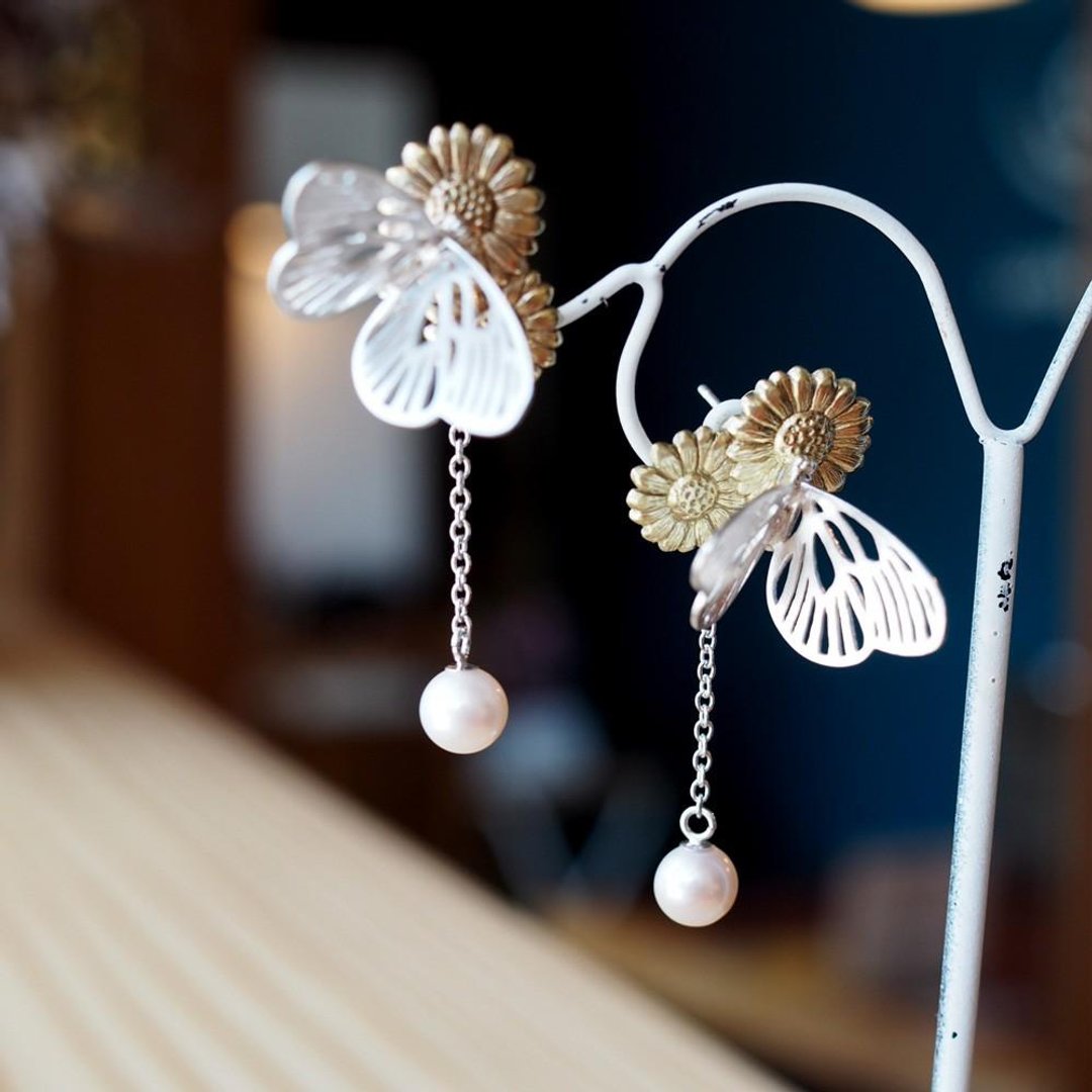 Paradis Earrings Brass Silver Freshwater Pearl One Ear - 耳环/耳夹 - 其他金属 金色