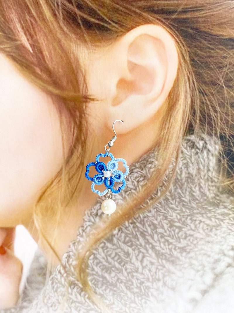 日系渐变蓝色樱花耳环 - 耳环/耳夹 - 绣线 蓝色