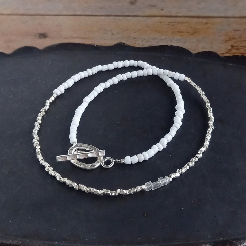 白与透明古董玻璃珠、闪耀卡伦银的不对称颈饰 / 项链 - 项链 - 银 银色