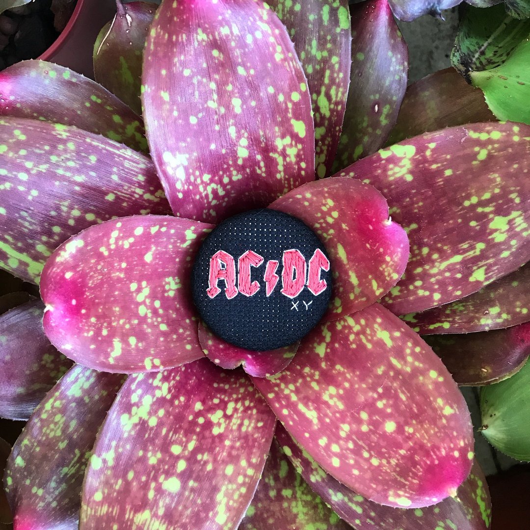 Wednesday纯手工刺绣Hand Embroidery AC/DC 钮扣胸针 - 胸针 - 绣线 黑色