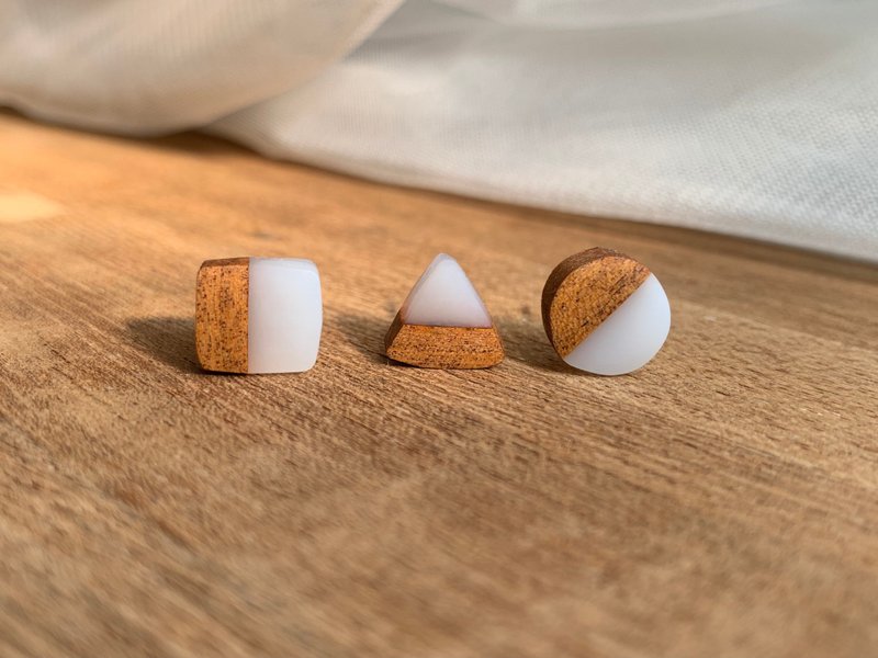 【纯白耳钉】木作工艺 / 木作饰品 / 耳钉 / 树脂材质 / 女孩配件 - 耳环/耳夹 - 树脂 白色