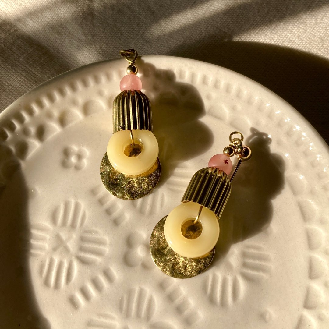 老林杂货 | 南红黄玉甜筒耳环 (针式 / 夹式) - 耳环/耳夹 - 铜/黄铜 金色
