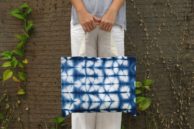 Everyday Natural Cotton Indigo Tote with Magnetic Clasp - 手提包/手提袋 - 棉．麻 蓝色
