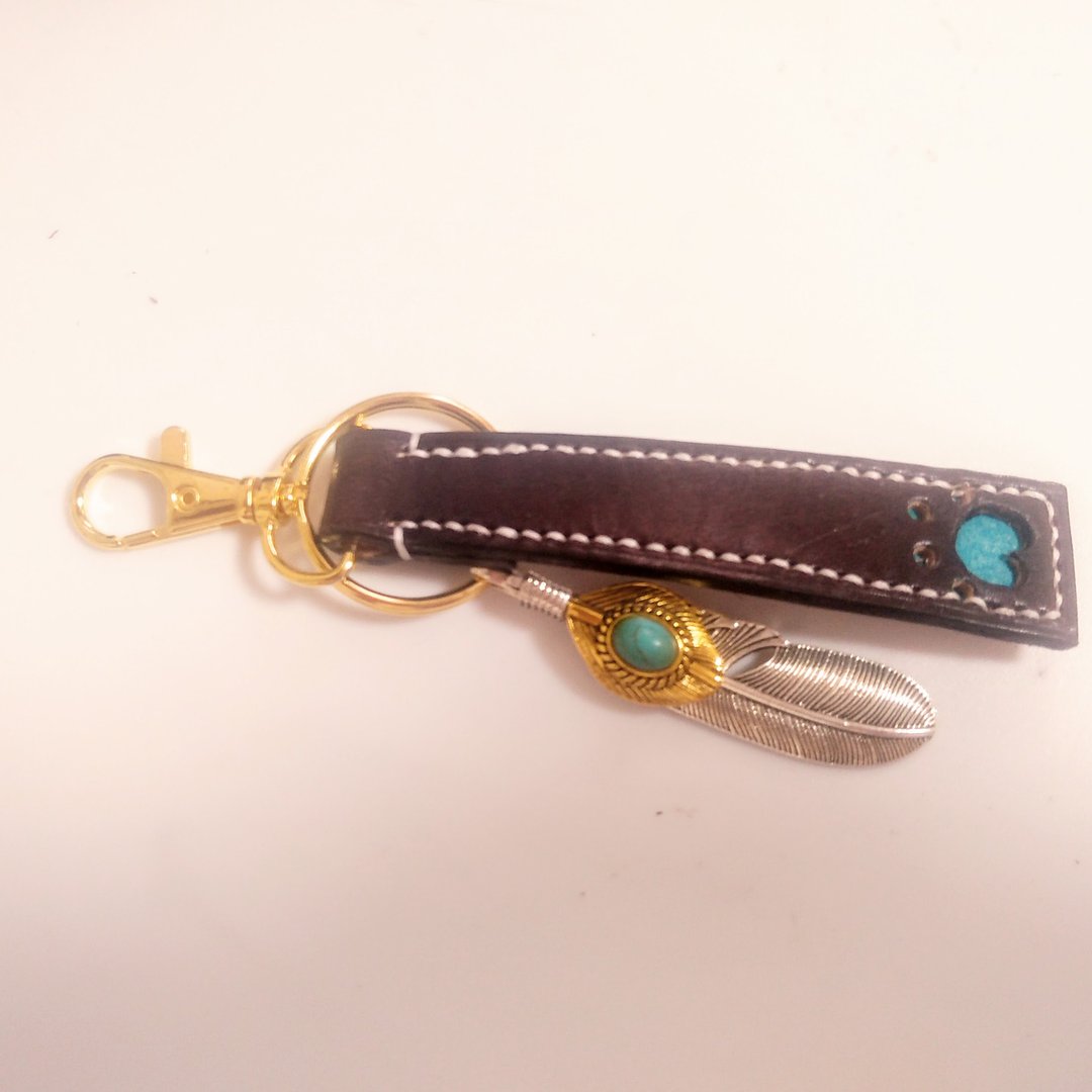 Genuine Leather Paw Keychain Hand-stitched Feather Chocolate - 钥匙链/钥匙包 - 真皮 咖啡色