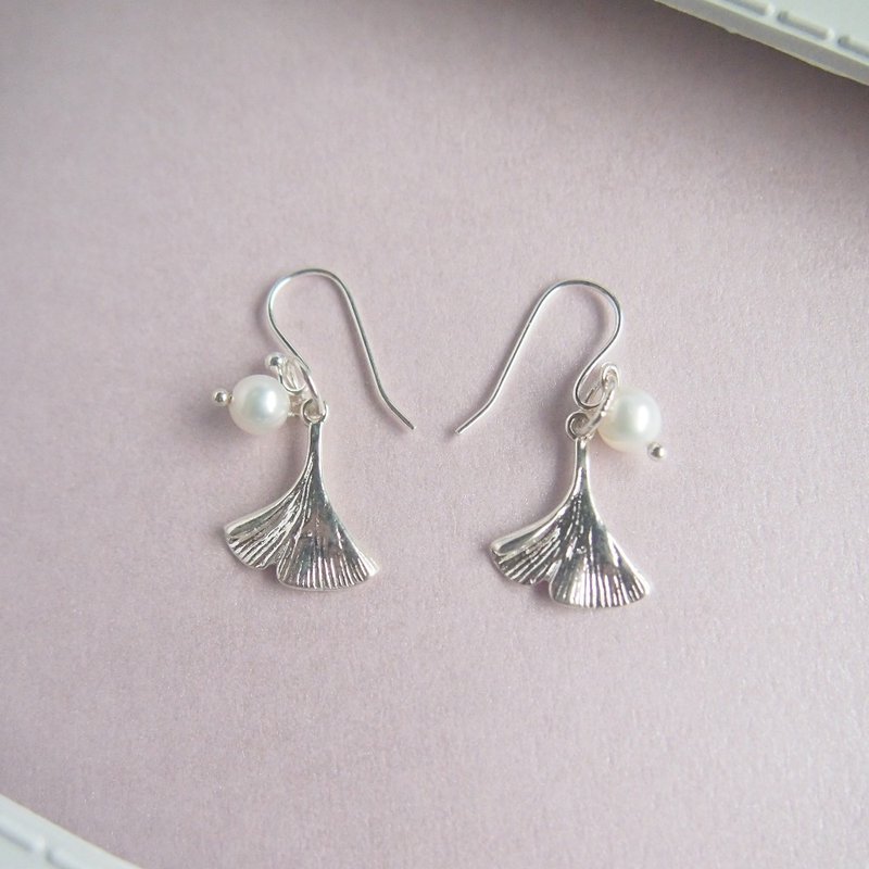 ✦耳针系列✦| 典雅简约 银杏 珍珠 纯银款耳环 - 耳环/耳夹 - 宝石 白色