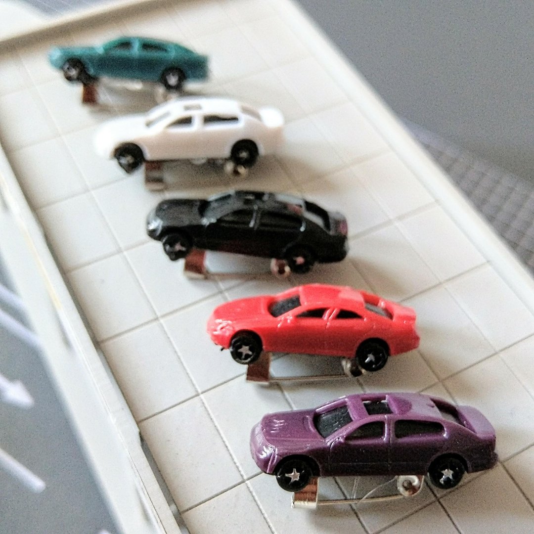 迷你小车别针 Mini Car Pin-(款式及颜色随机) - 徽章/别针 - 塑料 多色