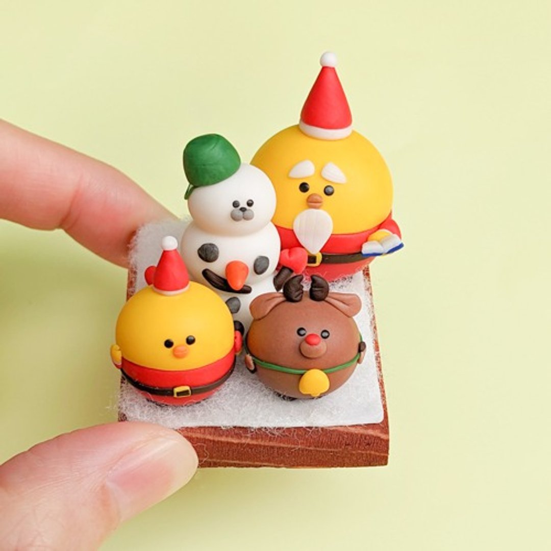 I'm being watched! Apprentice Santa &amp; Apprentice Reindeer Figurine - 摆饰 - 陶 