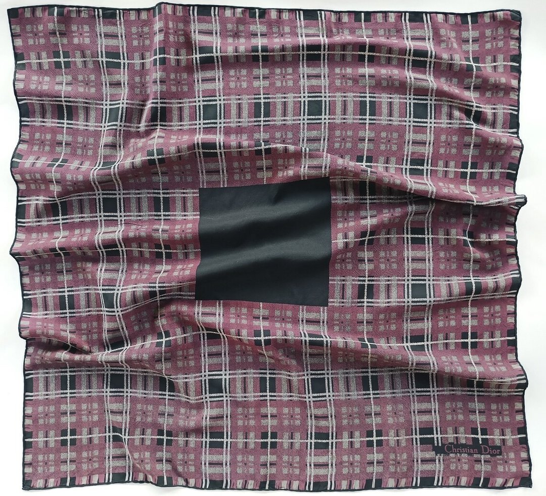 Christian Dior 精品丝巾，手工卷边，尺寸 32x34 英寸，100% 丝绸。 - 丝巾 - 丝．绢 紫色