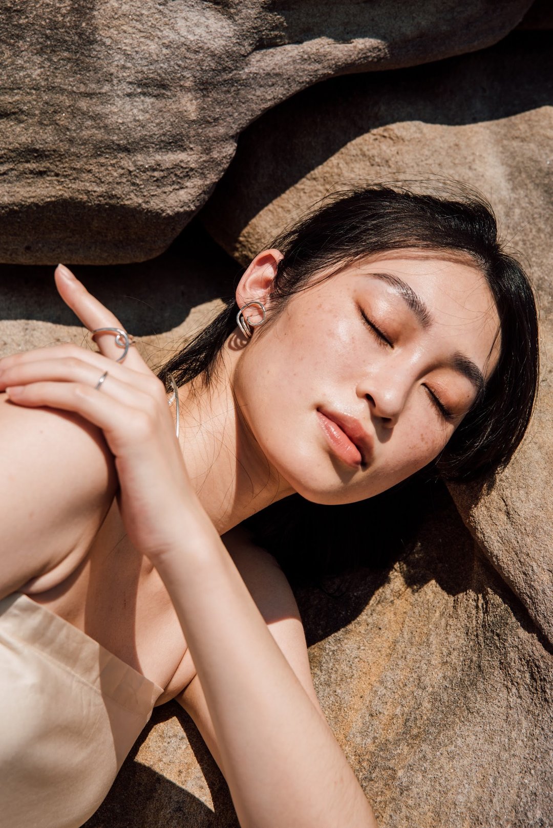 Inia earrings | 纯银不对称圈圈耳环 - 耳环/耳夹 - 纯银 