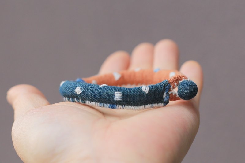 壹染指原创手缝布艺 | 香囊 扩香手环 | 草木染手织布 | 复古文艺 - 手链/手环 - 棉．麻 蓝色