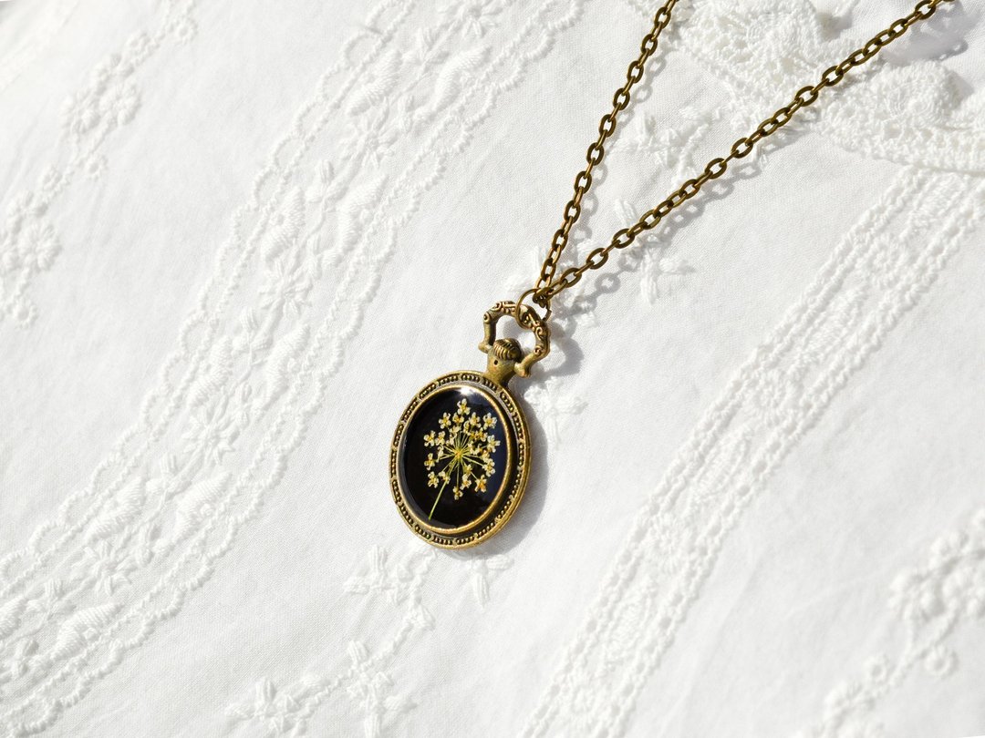 Real dry pressed flower necklace. Black bronze metal vintage victorian pendant - 项链 - 植物．花 黑色