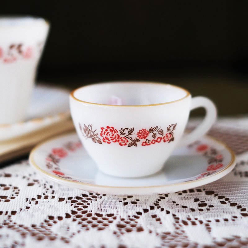 1970年墨西哥 Termocrisa 红色雏菊玫瑰 牛奶玻璃杯碟 - 咖啡杯/马克杯 - 玻璃 白色