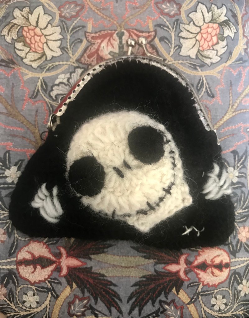 Wednesday 纯手工针织骷颅头造型口金包 - 零钱包 - 其他材质 卡其色